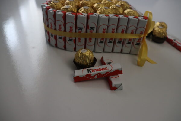 Caixa de Bombons em Formato de Coração - Personalizada com Kinder e Ferrero Rocher - Image 2