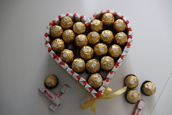 Caixa de Bombons em Formato de Coração - Personalizada com Kinder e Ferrero Rocher - Image 3