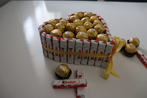 Caixa de Bombons em Formato de Coração - Personalizada com Kinder e Ferrero Rocher