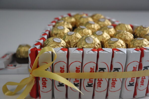 Caixa de Bombons em Formato de Coração - Personalizada com Kinder e Ferrero Rocher - Image 6