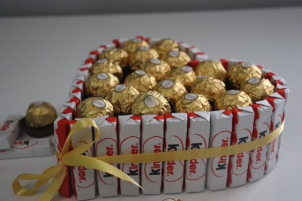 Caixa de Bombons em Formato de Coração - Personalizada com Kinder e Ferrero Rocher - Image 7