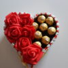 Caixa de Bombons e Rosas em Formato de Coração - Elegância e Romance